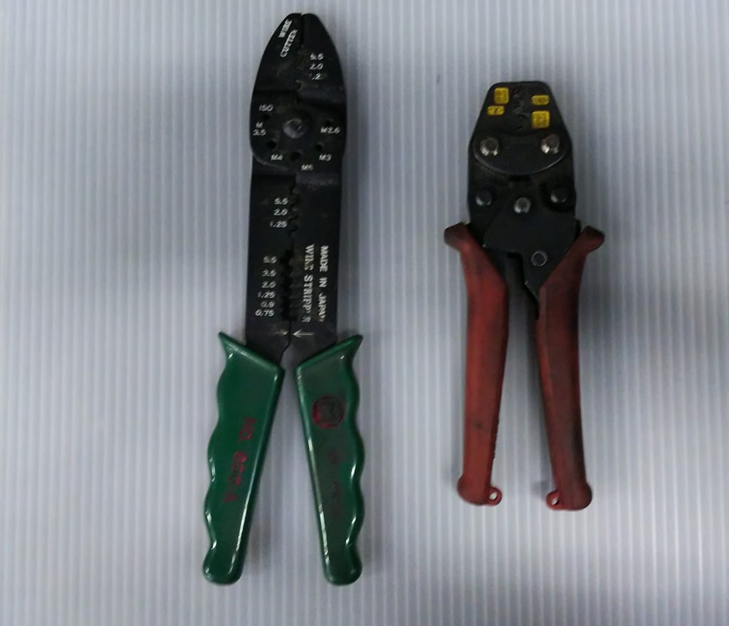 2種類の電工ペンチの写真