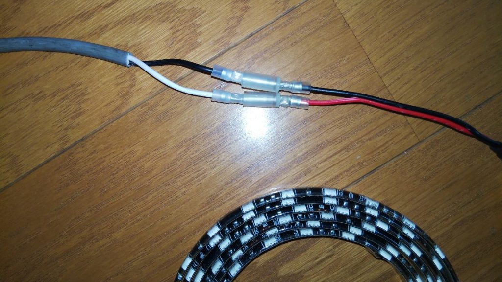 LEDテープと中間コード接続の写真