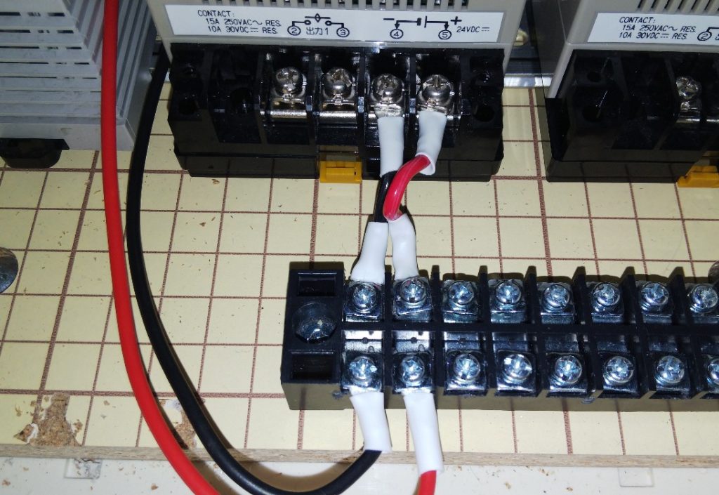 端子台からタイマースイッチ電源への接続の様子写真