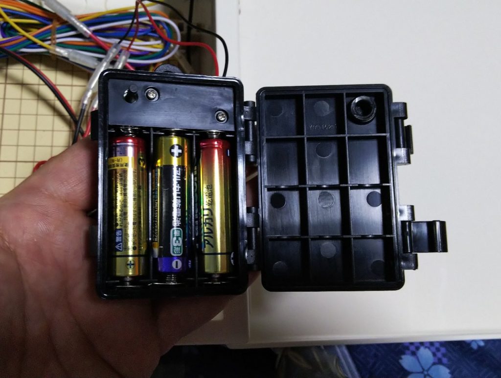 単３電池セットの様子の写真