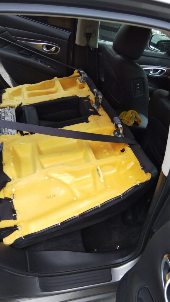 写真で解説 Y51フーガ リアシート取り外し よろづ