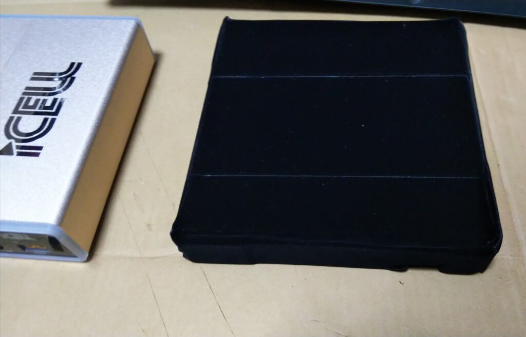 織毛テープを貼った箱の写真